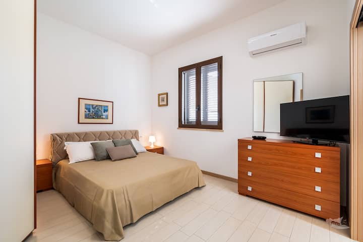 Amplio dormitorio en la planta baja con televisor inteligente, ideal para relajarse. El baño privado ofrece mayor comodidad, por lo que es perfecto para familias con una cuna o huéspedes mayores que buscan evitar las escaleras. Un retiro tranquilo y práctico para todos.