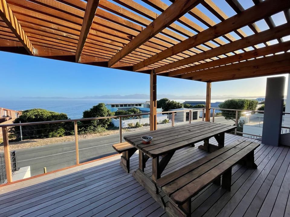 An ocean-view family house on the Whale Coast, De Kelders, Western Cape, South Africa, photo 4 of 10