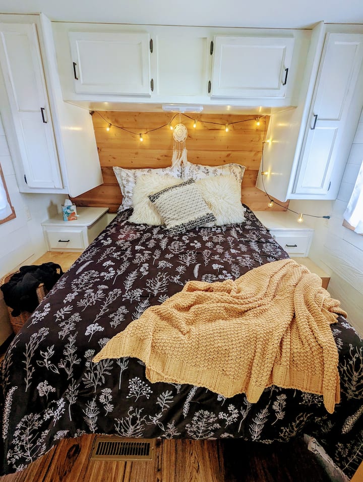 เพลิดเพลินกับเตียงควีนไซส์พร้อมท็อปเปอร์เมมโมรี่โฟมและหน้าต่าง 2 บานพร้อมม่านบังแสง 