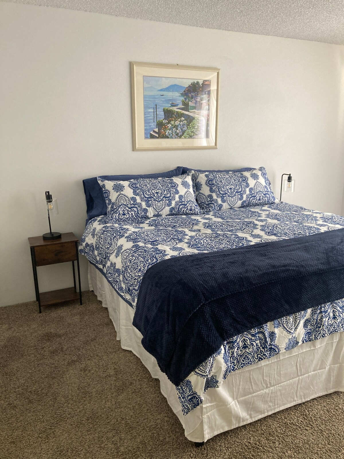 主卧室有一张2米宽双人床，可通过主卧室的滑动门进入后院。 

梳妆台、55英寸壁挂式智能电视、阅读椅、步入式衣柜和带步入式淋浴的主浴室。可进入院子