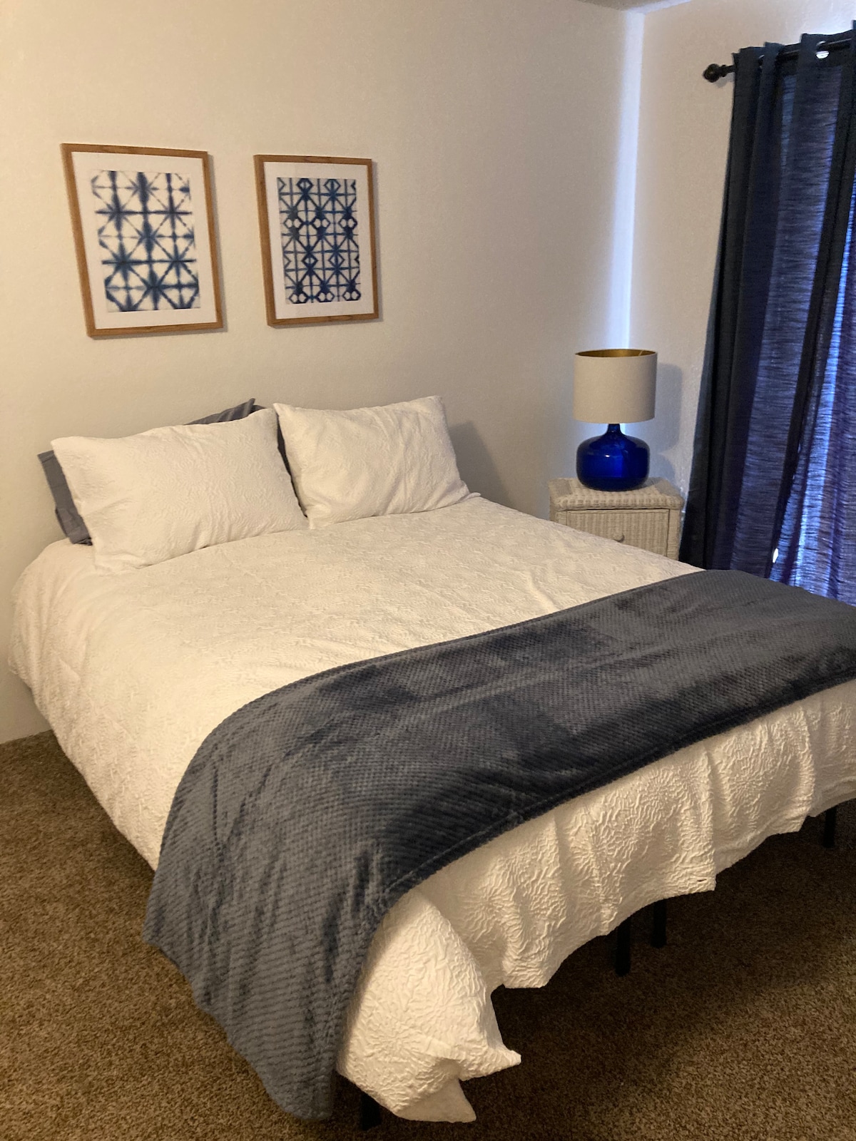 2号卧室配备标准双人床和遮光帘。 羽绒被里的羽绒被。 