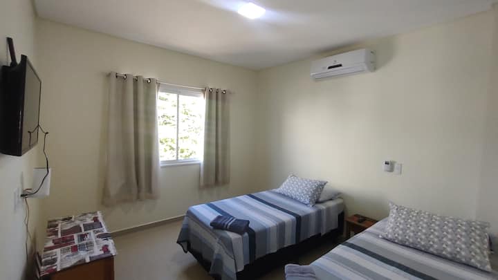 Სტუმრის ვარიანტის მიხედვით, ხელმისაწვდომი იქნება ოთახი 2 ერთადგილიანი საწოლით, ქაფის ლეიბი და სიმკვრივე 33. Უზრუნველყოფილია თეთრეული და პირსახოცი (ერთი თითოეული სტუმრისთვის). Ერთადგილიანი ოთახის ფართობი = 10.50 მ2