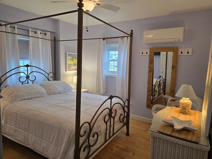 Синя спалня на долния етаж:  двойно легло, смарт телевизор, скрин, килер