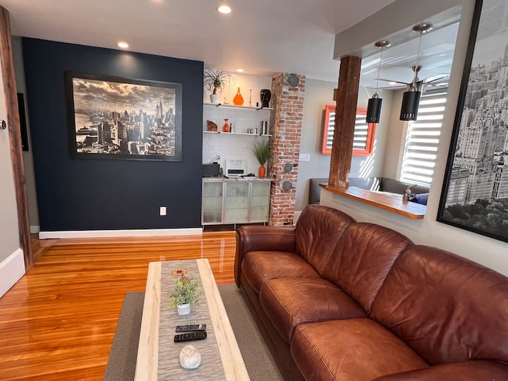 Stylish 3-bedroom 2- Bathroom Townhouse - Waltham, MA