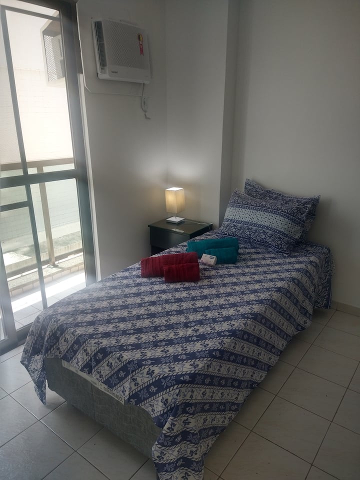 Стая Clarinho с двуетажно легло и климатик.  Разполагаме с допълнителен матрак, за да настаним още един човек в случай на нужда, но трябва да информирате, преди да резервирате.