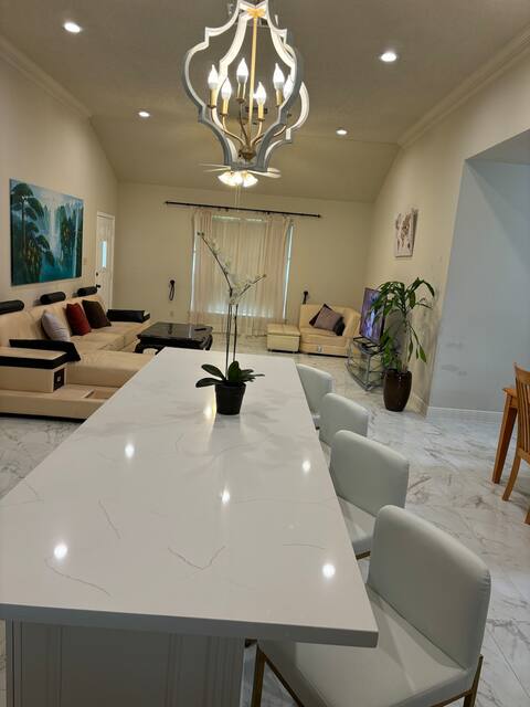 4 bedrooms 2 bathroom with 10 guests city center