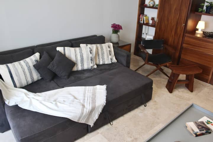 Kitanda cha sofa cha malkia chenye kitako cha mbao ngumu. Inatoa uthabiti na uimara sawa na kitanda cha kawaida. 