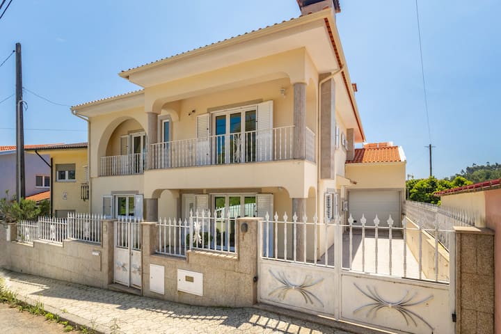 Family House with Garden Ideal for Groups/Families