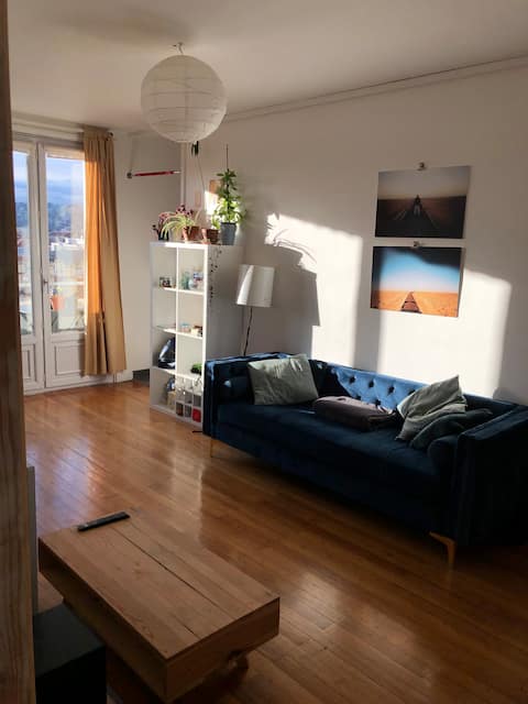 Top performing Airbnb: Bright apartment with balcony in Lyon 7e Arrondissement