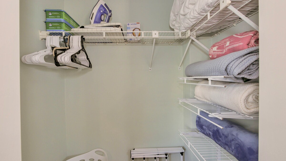 Veľká skriňa s vešiakmi,žehličkou a žehliacou doskou, prikrývkami, sušičkou