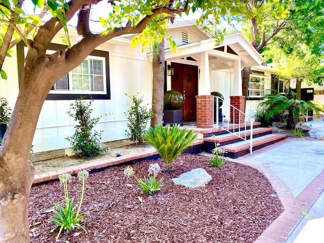 Enjoy LA the right way! Cozy home w/ Guest house