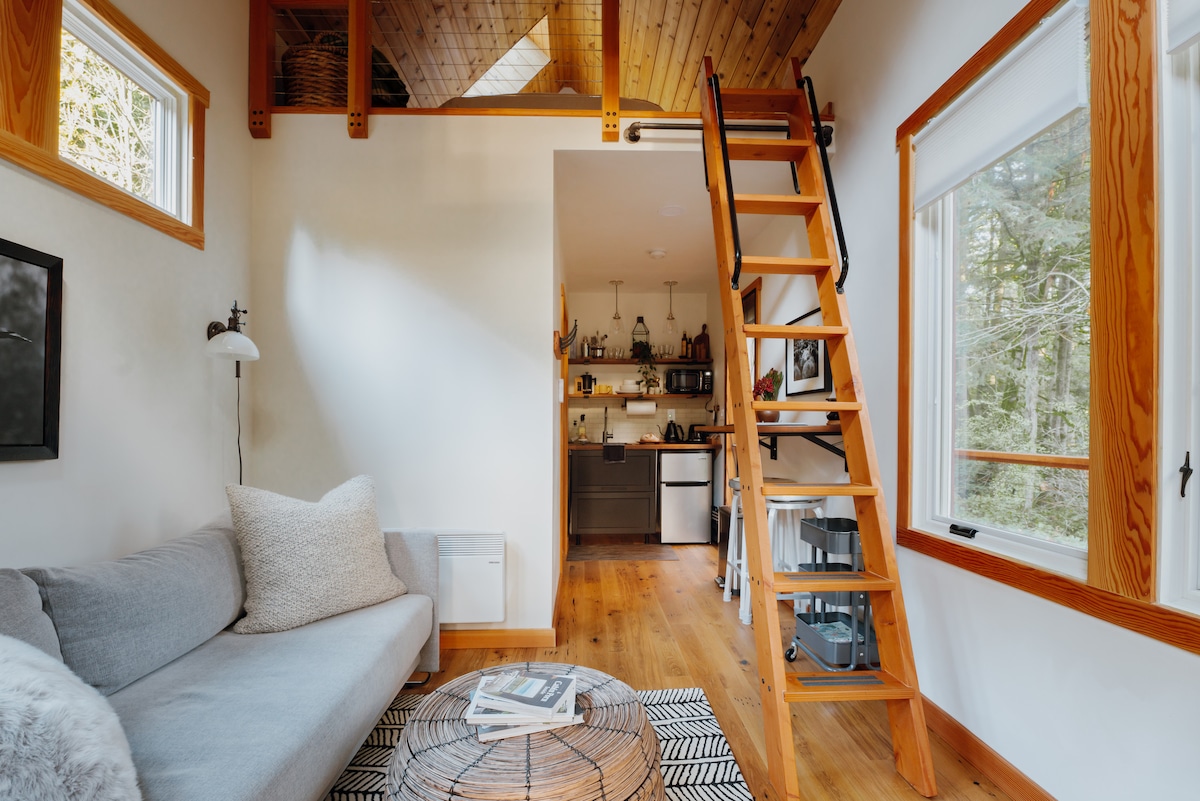 Wolf Den | Cozy Forest Cabin + Wood-Fired Hot Tub - Cabins for