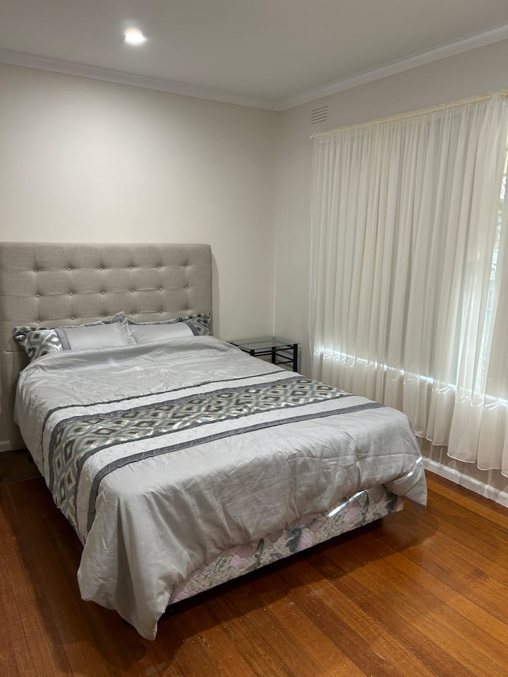 Cama tamaño queen en el dormitorio 2.