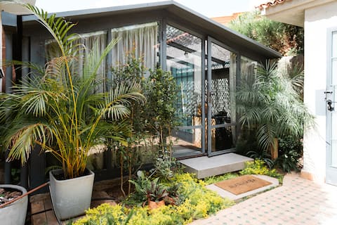 Romantic tiny home, layover & work-friendly