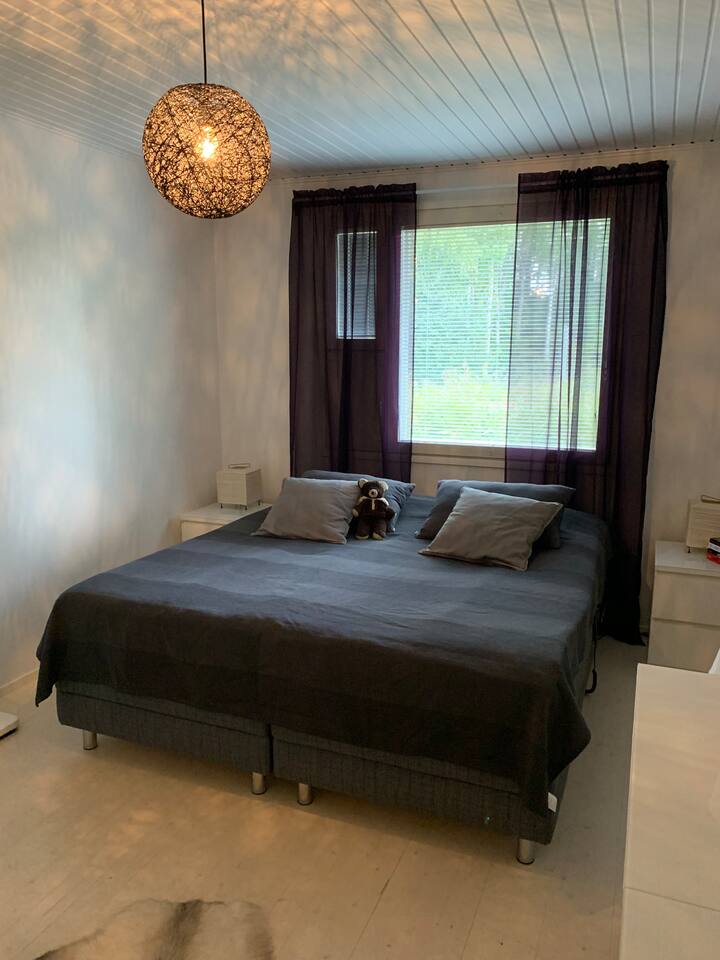 חדר שינה עם מיטת קינג סייז (חשמלית) (ניתן להפריד)