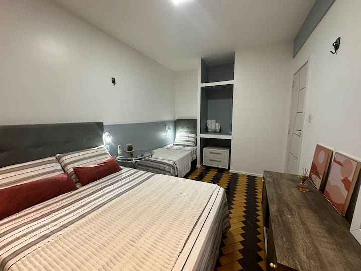 Quarto com cama de casal, cama de solteiro e rede – ideal para até 3 pessoas!

 Inglés:
Habitación con cama doble, cama individual y hamaca, ¡capacidad para 3 personas! (¡para aquellos que aman un verdadero balanceo amazónico!)