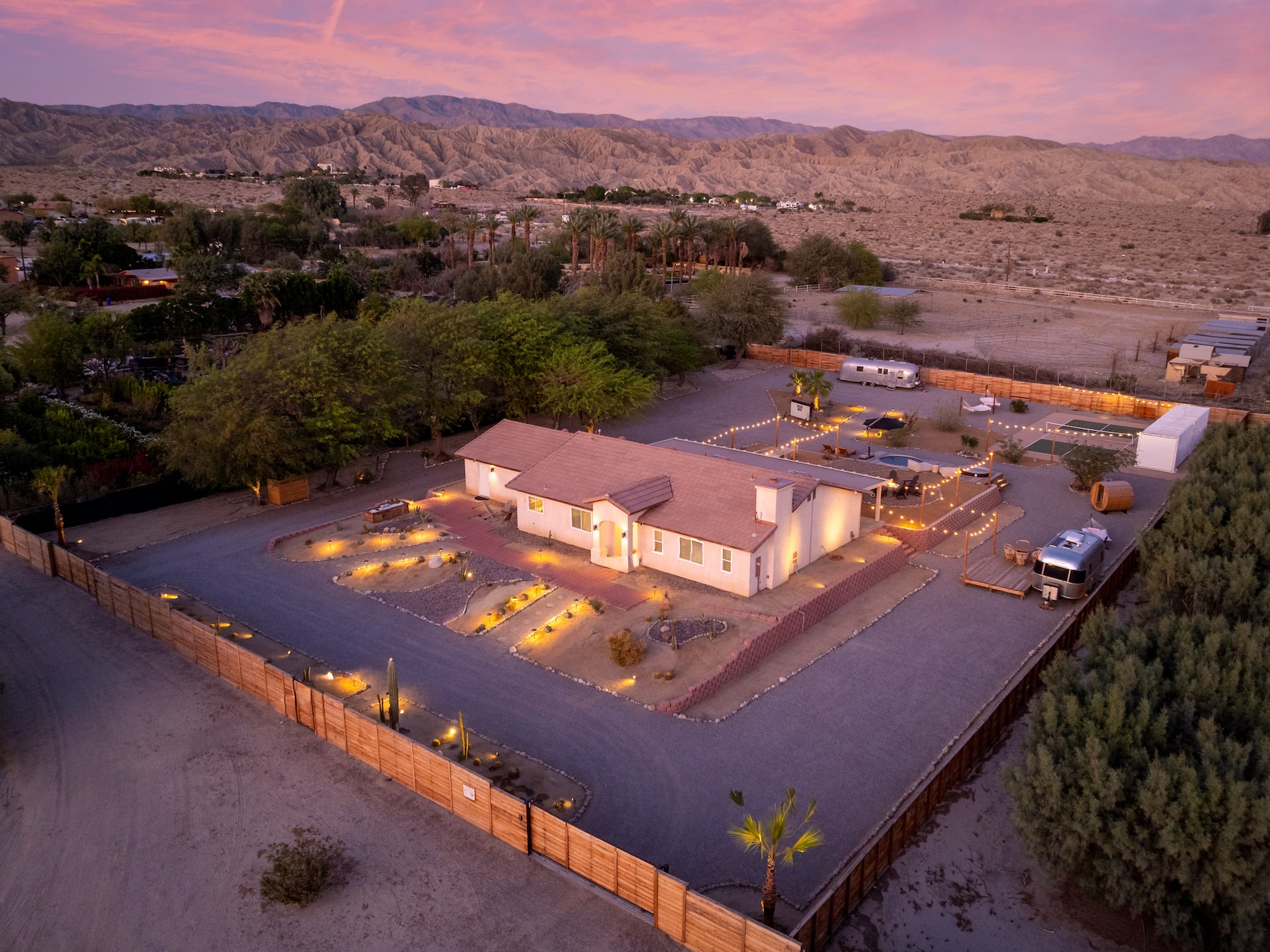 Desert Moon: Fenced Private Acre with Cowboy Pool, Spa, Sauna and Hammocks