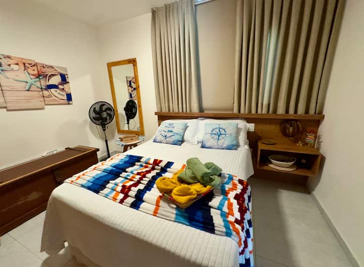 להתרווח מעבר לווילונות כדי להפוך את האווירה לחשוכה יותר לשינה הקטנה שלכם