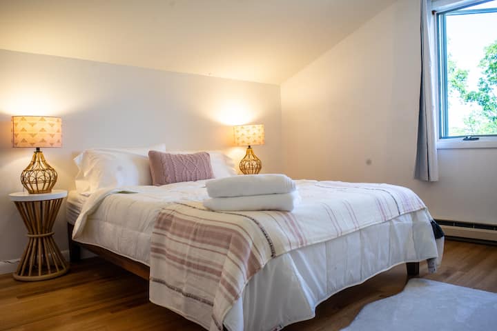 Geniet van een goede nachtrust in onze charmante roze slaapkamer