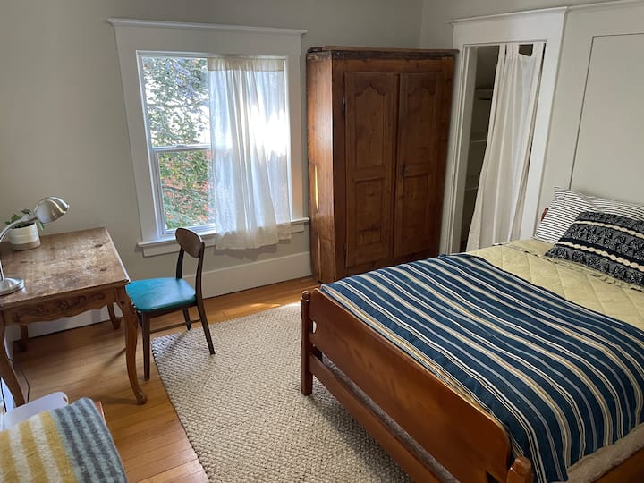 Armoire for clothing 