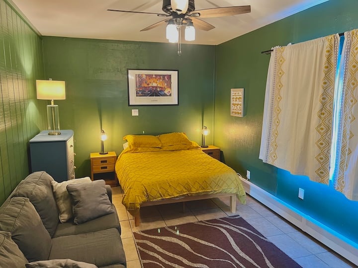 Un segundo dormitorio principal con baño adjunto