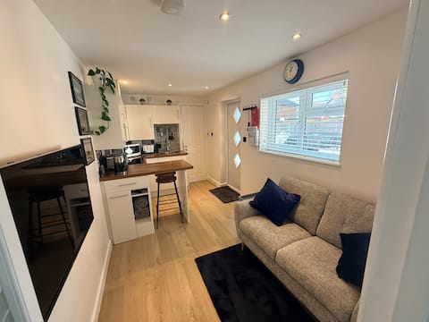Top performing Airbnb: Luxury 1 Bedroom Little Lodge with private parking in Reigate And Banstead