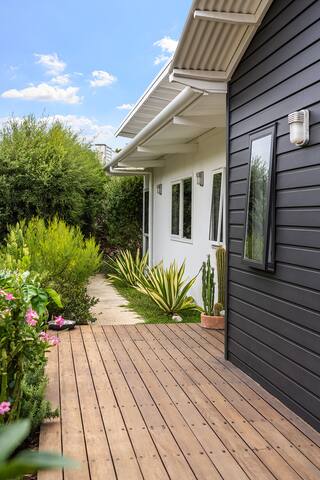 Spacious home, stroll to Yallingup Beach. gallery image 4