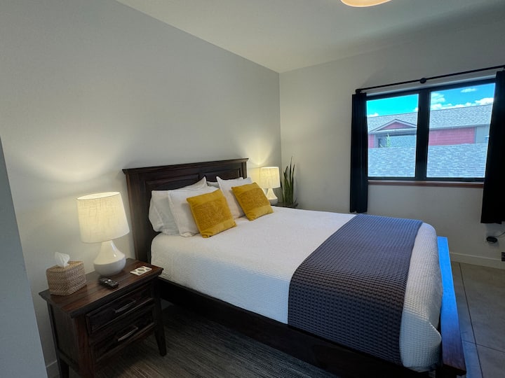 ห้องนอนมีพื้นที่เพียงพอสำหรับเสื้อผ้าโต๊ะข้างเตียงสำหรับเก็บของเพิ่มเติมตู้เสื้อผ้าขนาดใหญ่ที่มีผ้านวม/ผ้านวมและผ้าปูที่นอนที่สะอาดอีก 3 ผืน โต๊ะรีดผ้าลูกกลิ้งขุยและผ้าห่มเสริม 3 ผืนเพื่อเพิ่มความสะดวกสบายทั่วทั้งห้อง 