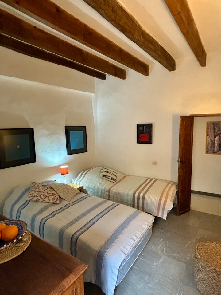 Chumba cha kulala chenye vitanda 2 vya mtu mmoja na bafu lililounganishwa. 