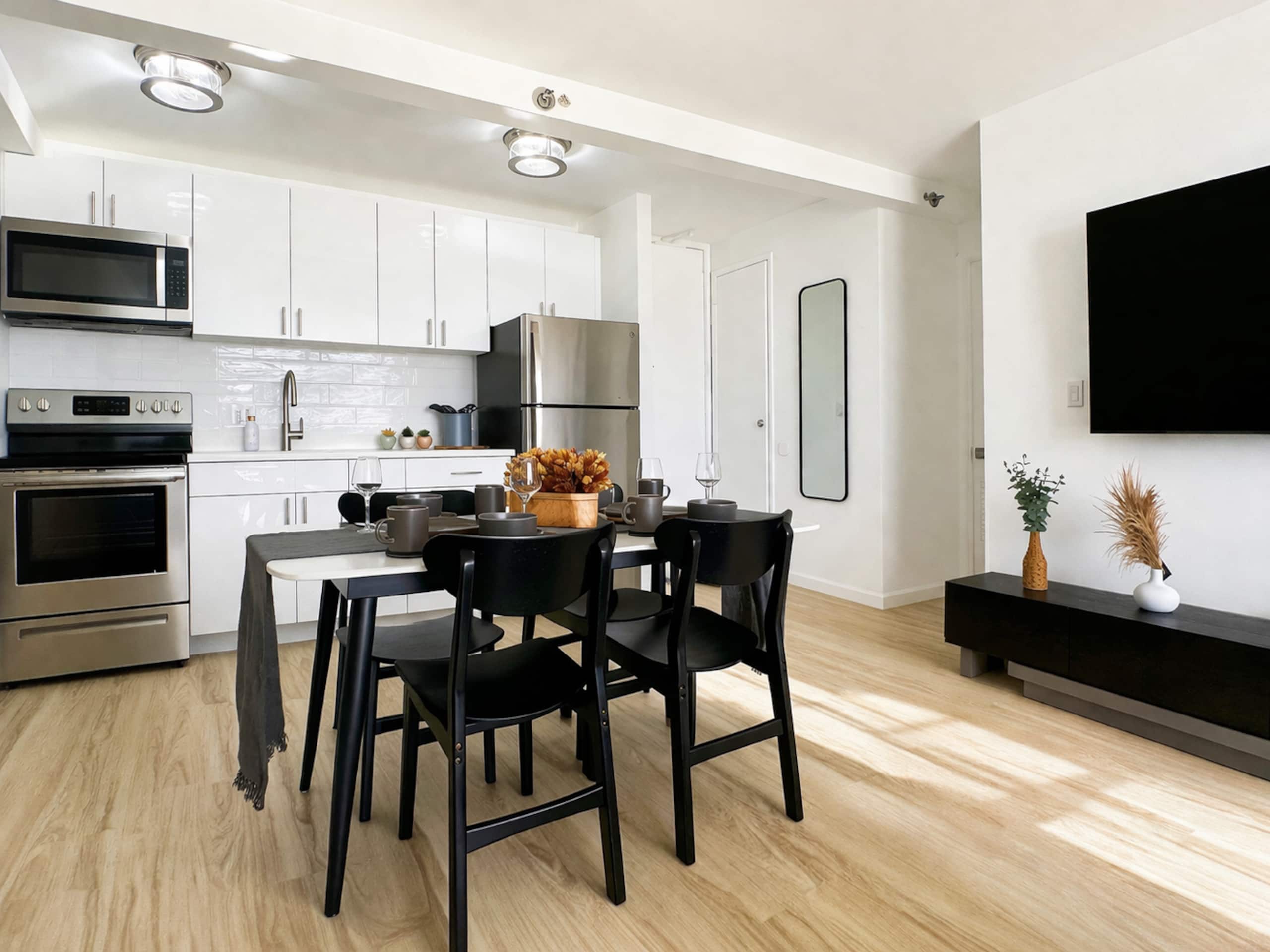Condo in Honolulu · ★4.94 · 1 bedroom · 2 beds · 1 private bath - Image 13