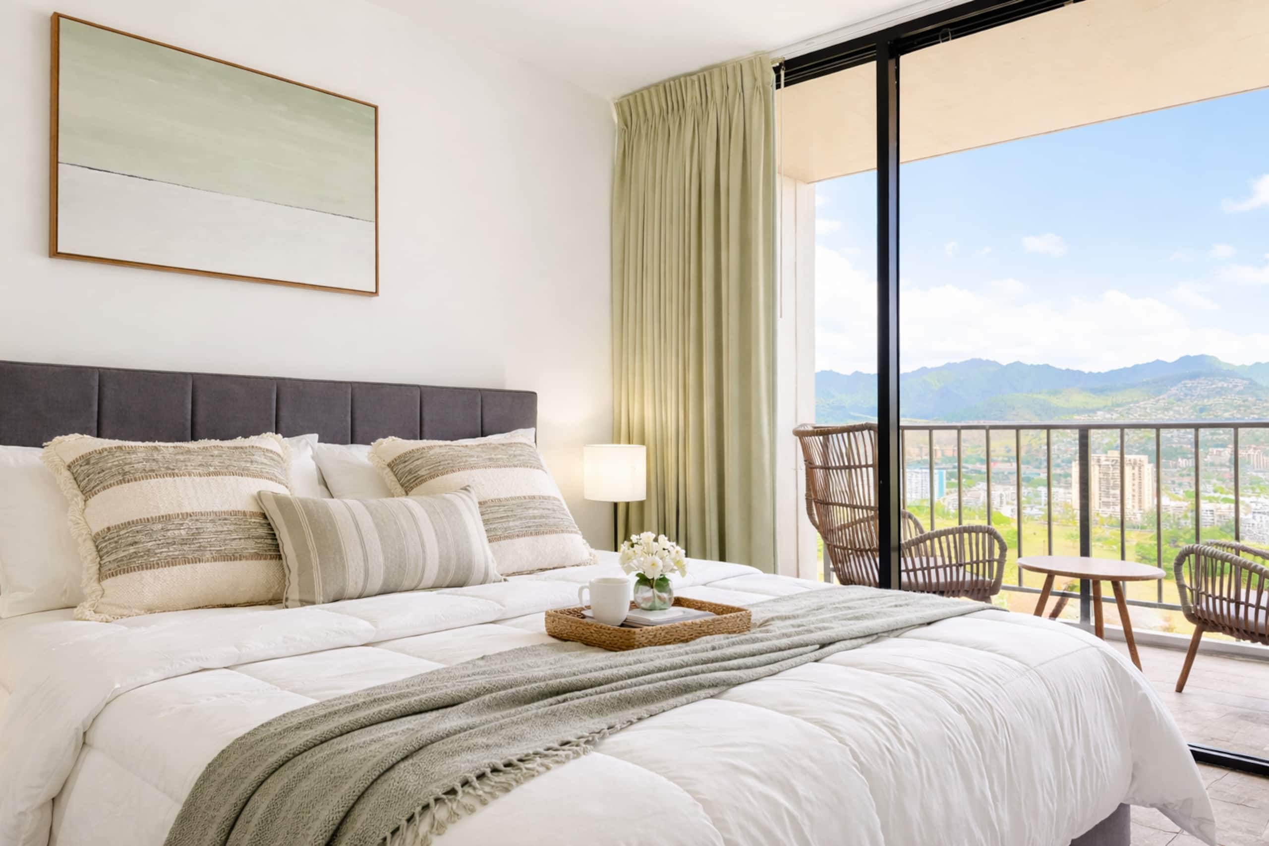 Condo in Honolulu · ★4.94 · 1 bedroom · 2 beds · 1 private bath - Image 17