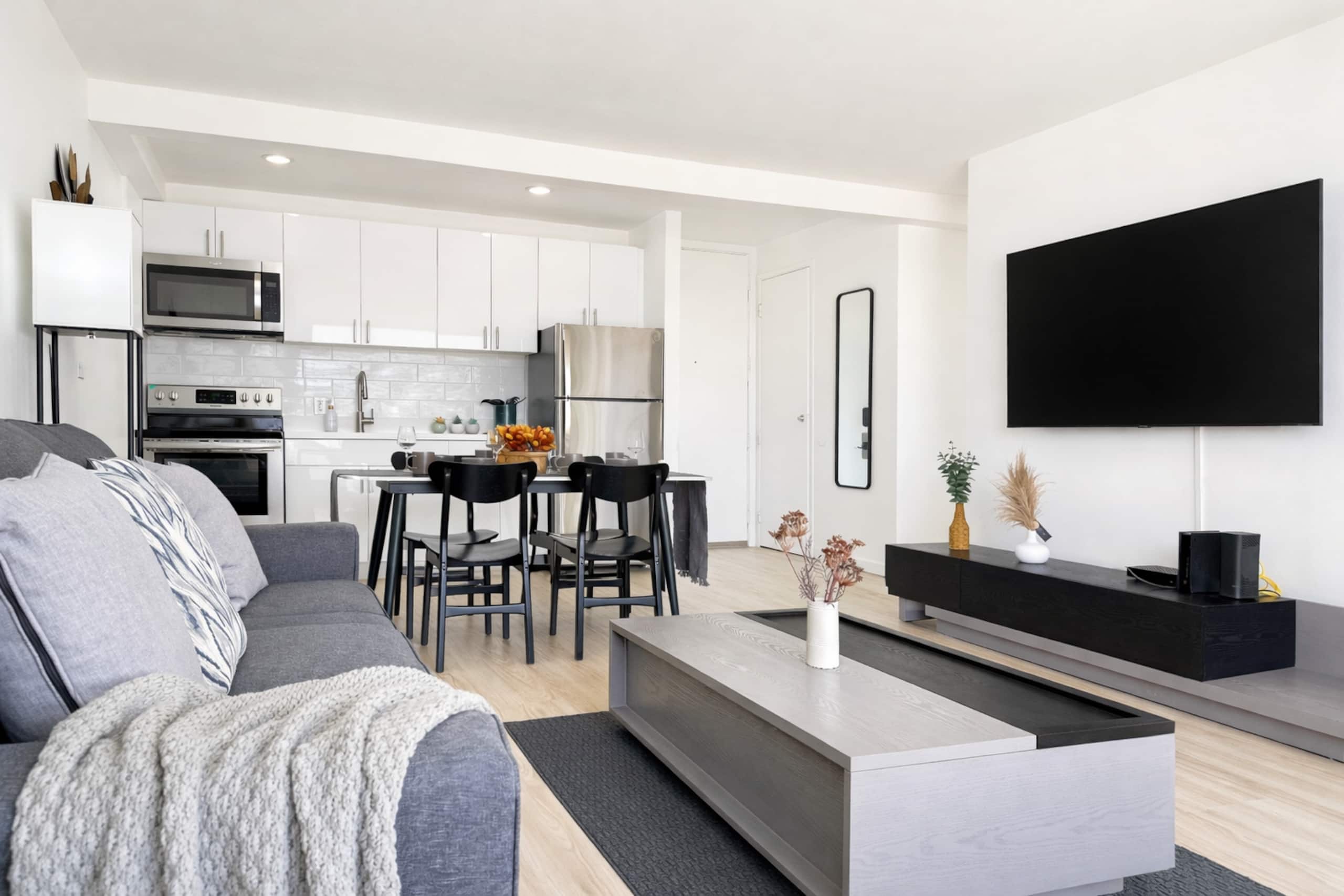 Condo in Honolulu · ★4.94 · 1 bedroom · 2 beds · 1 private bath - Image 6