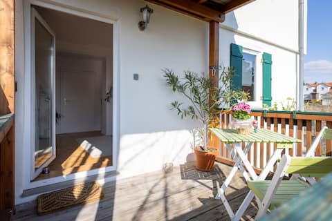Charming 2 rooms plus bathroom and balcony without kitchen