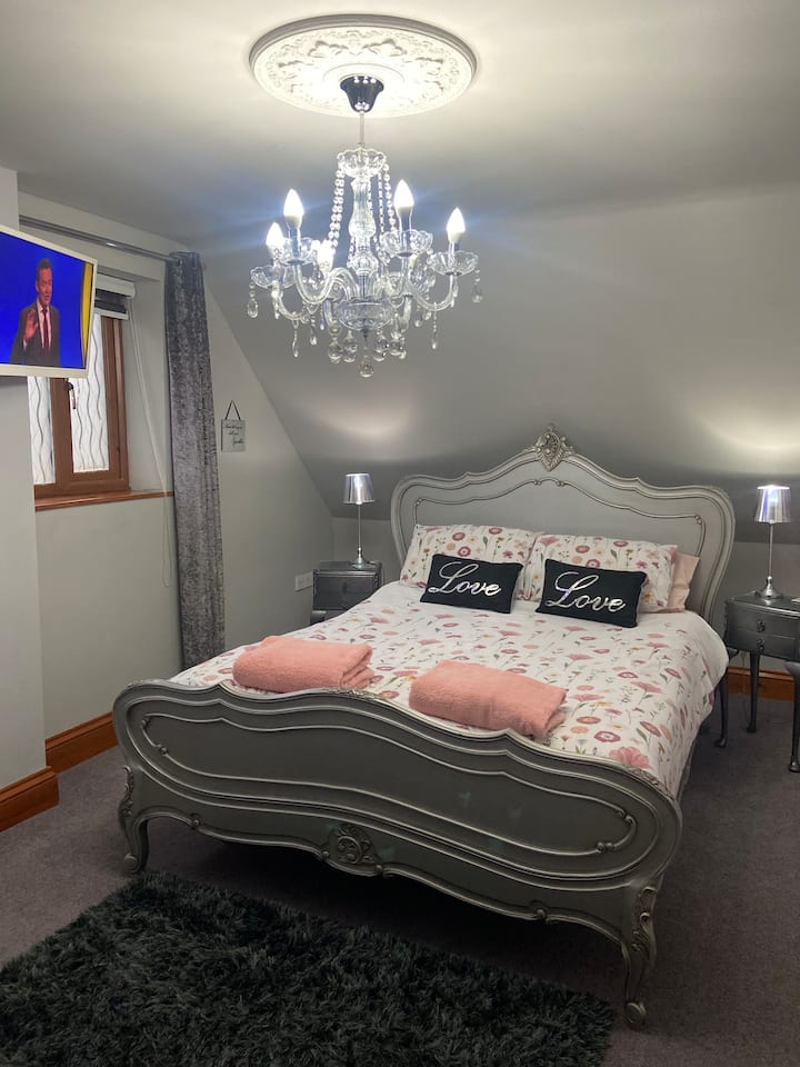 主床、特大床、大电视、躺椅、梳妆台和额外的更衣室