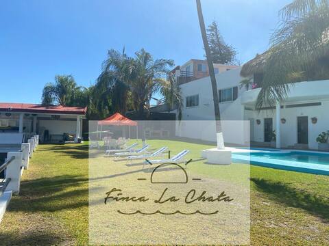 La Chata Teques Finca by foot of the lake, spacious garden