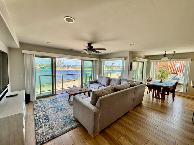 PRIME Waterfront Views, Parking, A/C, BBQ, Bikes! gallery image 3