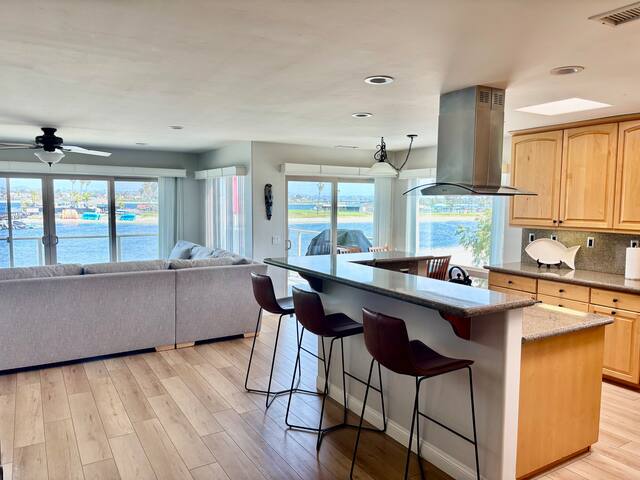 PRIME Waterfront Views, Parking, A/C, BBQ, Bikes! gallery image 5