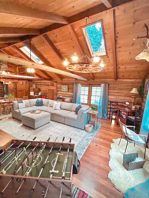 Serendipity Cabin Hot tub, family fun, creek!