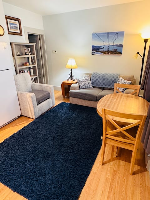 1st Street Hideout. Private 1 bedroom apartment.