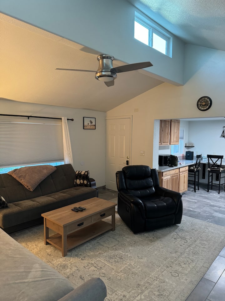 Moody’s Comfortable Pet Friendly Home - Hawthorne, NV