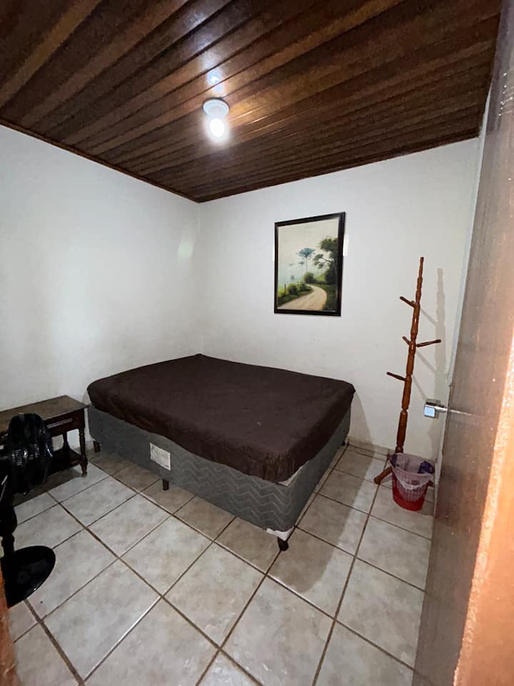 Chambre simple au bord de la piscine pour les couples