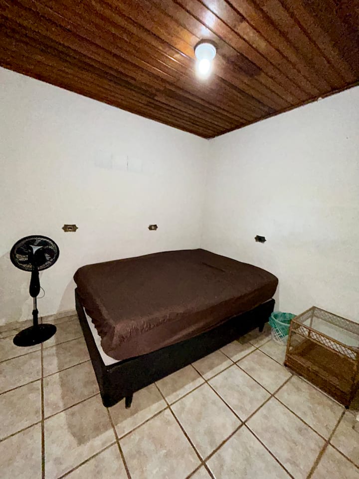 Chambre simple devant la piscine pour les couples