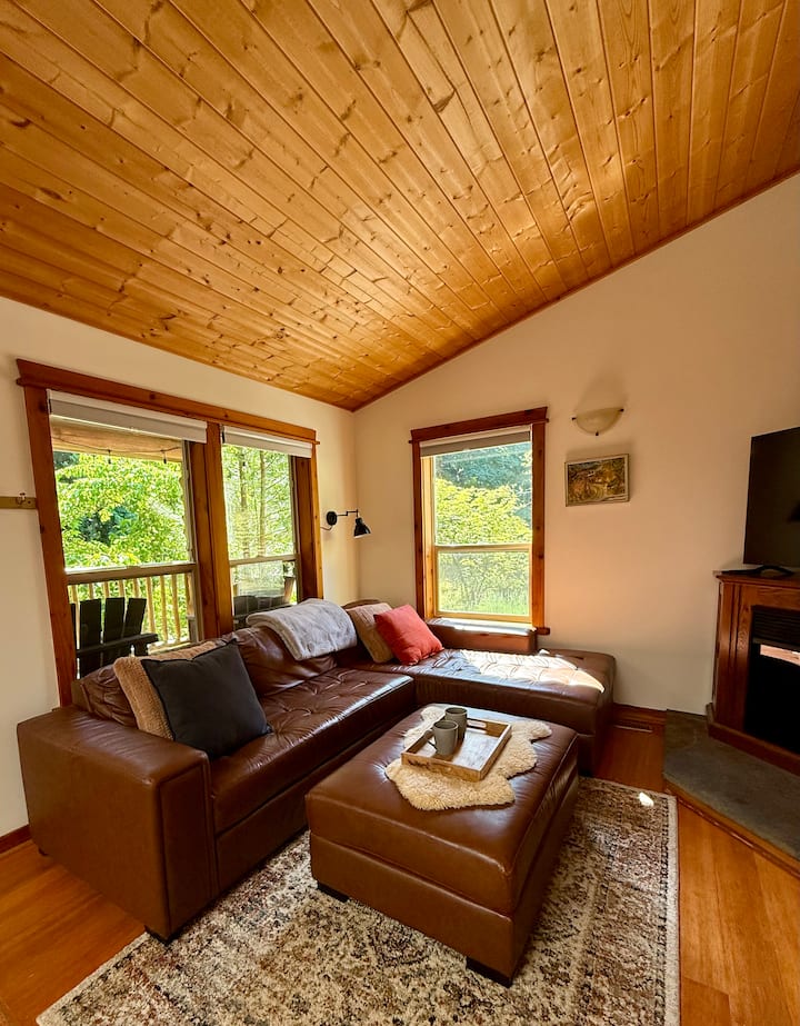 Private Wood Cabin On Large Peaceful Acreage. - Salt Spring Island