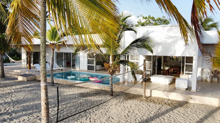 Seaside Paradise: 5-Bedroom Beach House with Pool