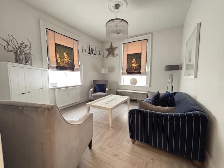 Norwich City Apartment, 2 Min Walk.
With Parking. - Norwich