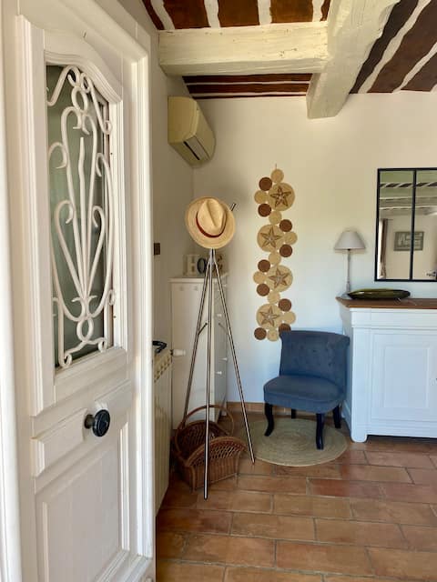 Top Airbnb: Charming villa, pool, sea within a 12-minute walk in Cagnes Sur Mer
