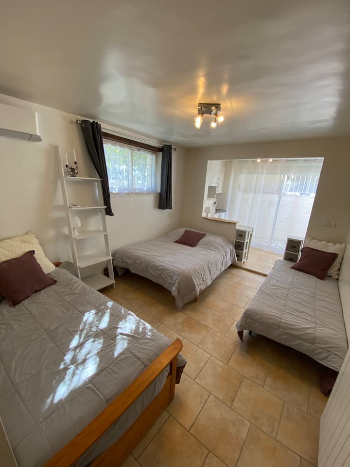 Gran habitación con una cama de matrimonio y dos camas individuales (4 camas) con cocina americana.