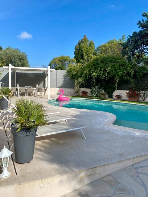 Charming villa with pool, 800 m from the sea
