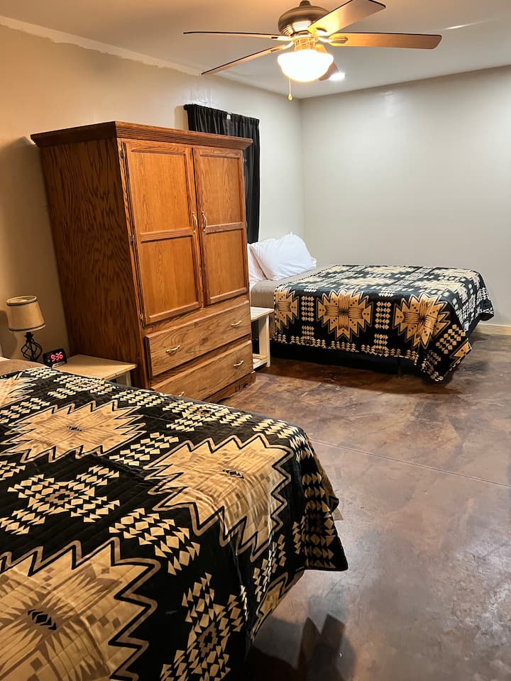 غرفة نوم كبيرة مع خزانة بين الأسرّة تجعلها تبدو فسيحة مثل غرفتي نوم. مدفأة كهربائية أيضًا.