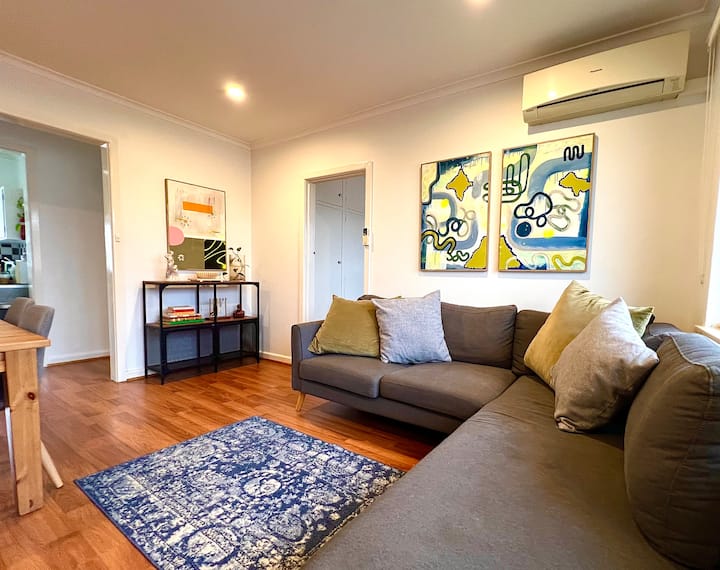 Spacious 2br W/ Balcony | Walk To Shops And Trains - Brighton, Australia